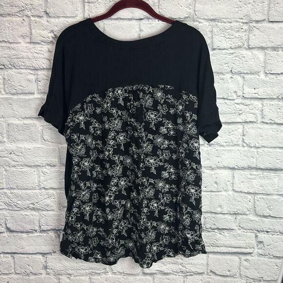 Ava & Viv Loose Fit Black with Floral Print Back Size 1X - Picture 1 of 6